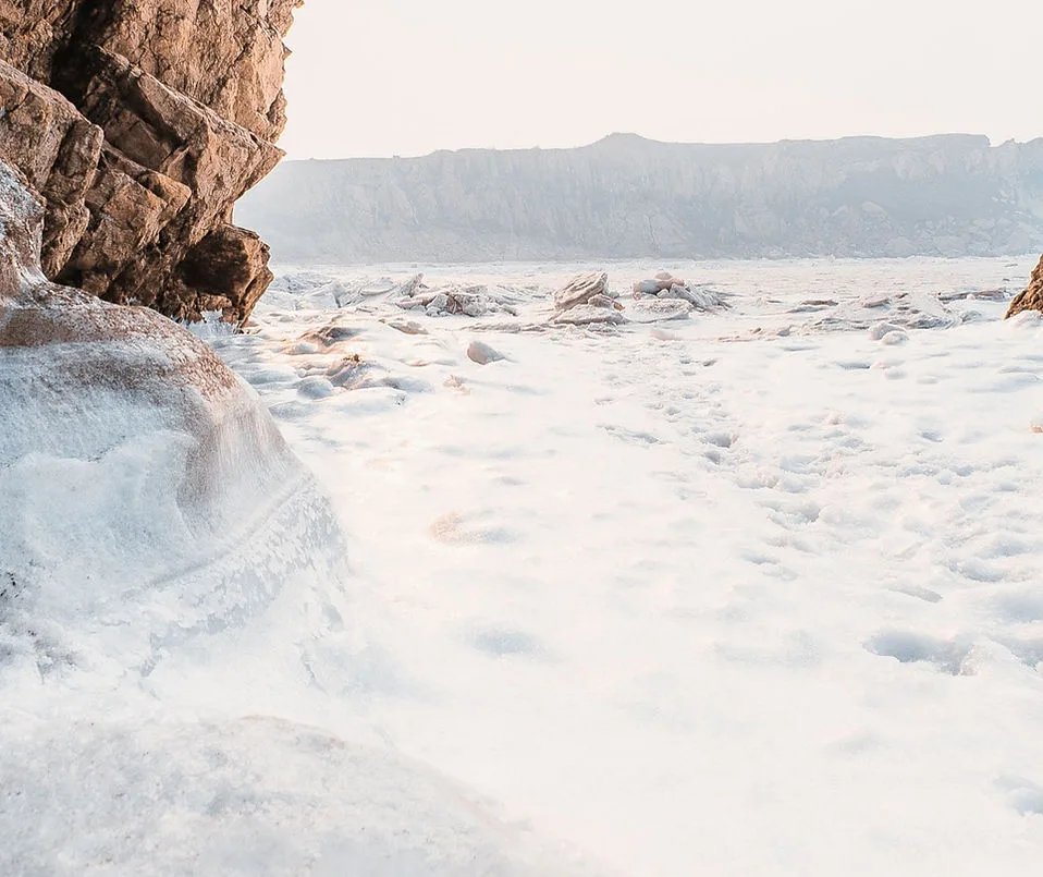 Paysage marin avec formations rocheuses blanches et eau claire