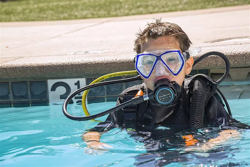 Plongeur en formation avec équipement complet dans une piscine