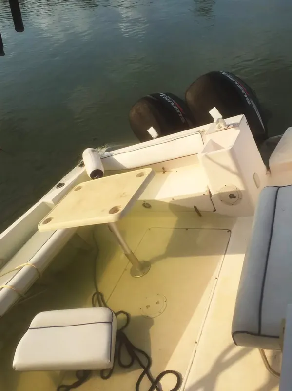 Intérieur d'un bateau de plongée jaune avec moteur hors-bord noir