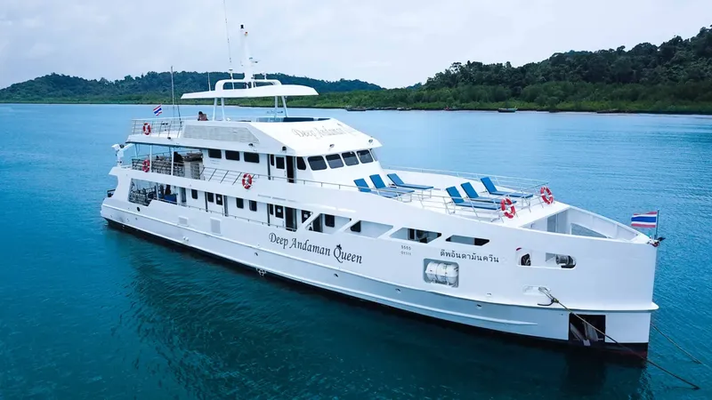 Grand bateau de croisière blanc navigue sur une eau calme et bleue