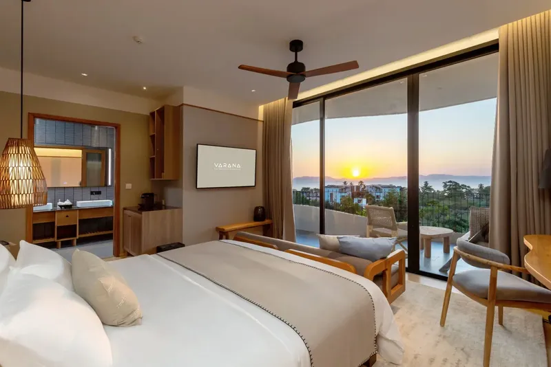 Chambre d'hôtel moderne avec vue sur la mer et le coucher de soleil