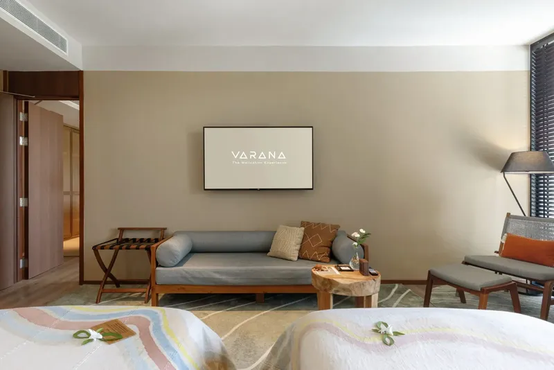Intérieur d'une chambre d'hôtel moderne avec canapé et télévision murale