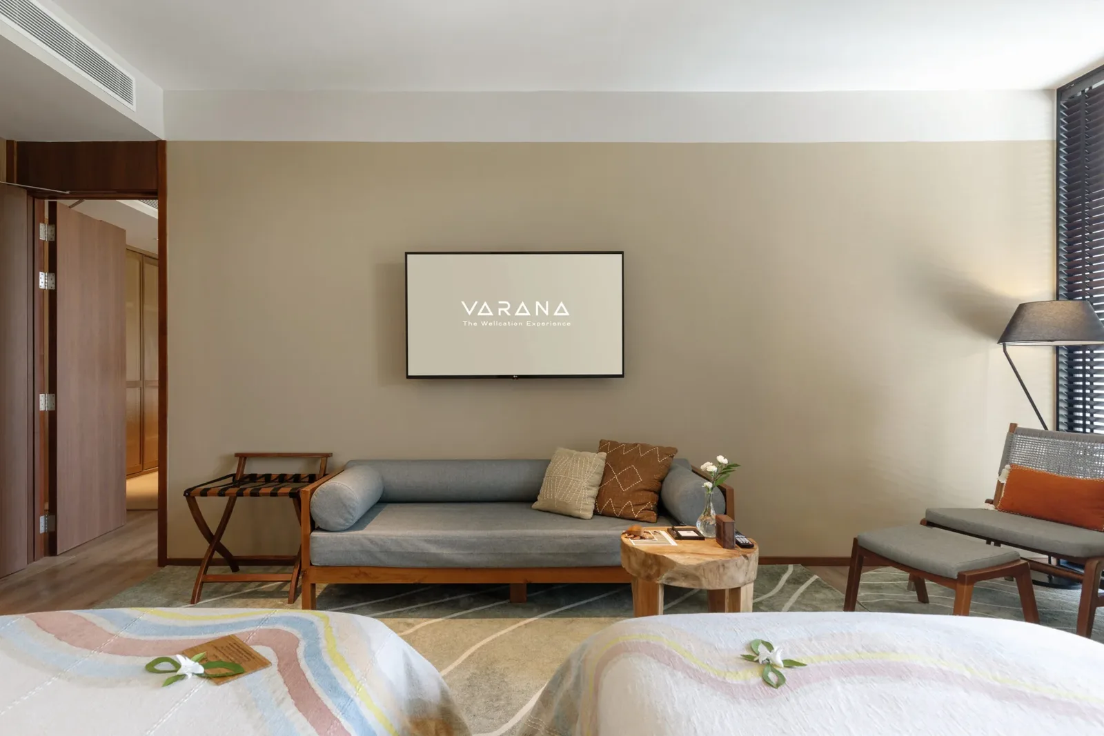 Intérieur d'une chambre d'hôtel moderne avec canapé et télévision murale