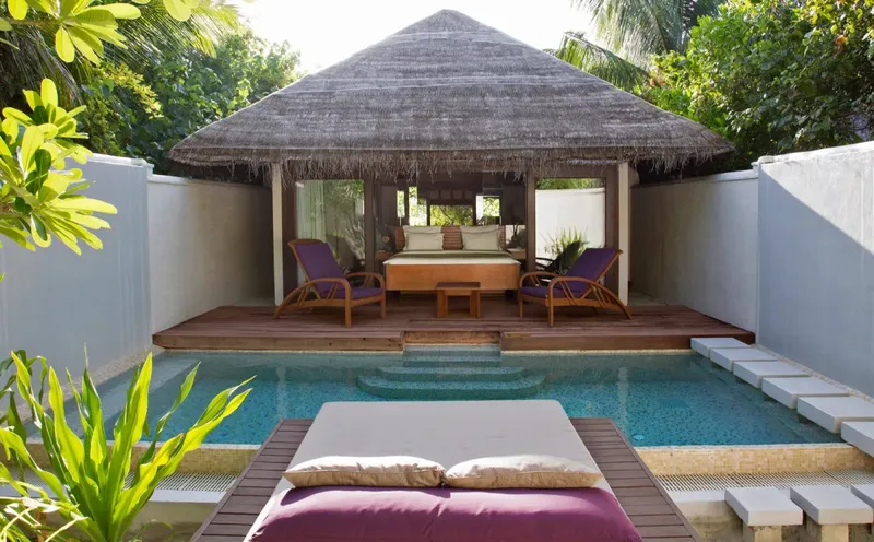 Villa de luxe avec piscine privée et décoration tropicale relaxante