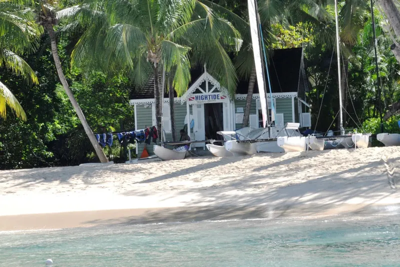 Petits bateaux échoués sur une plage de sable blanc tropicale