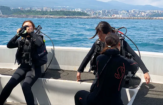 Plongeuses équipées sur un bateau se préparent pour une immersion