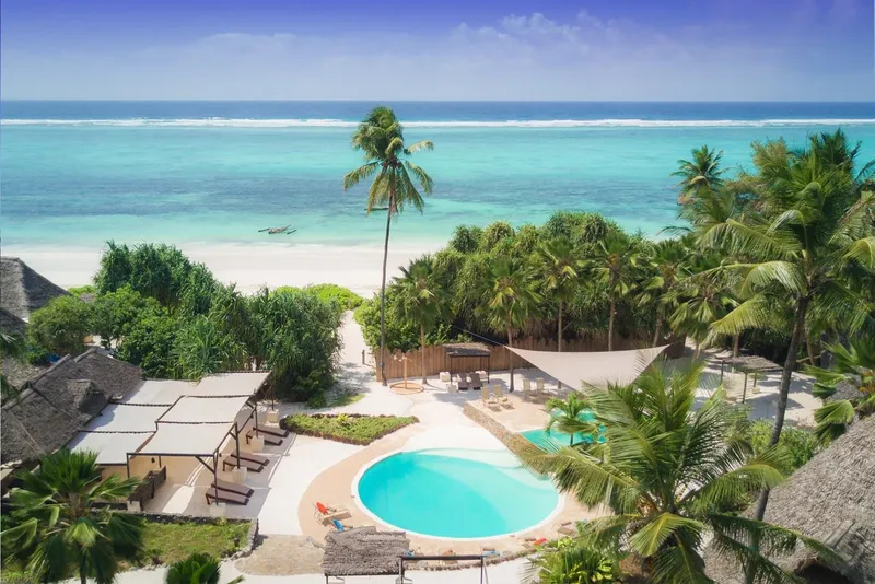 Vue aérienne d'un centre de plongée avec piscine et plage tropicale