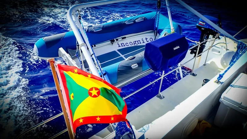 Bateau de plongée bleu et jaune sur une mer agitée avec un drapeau
