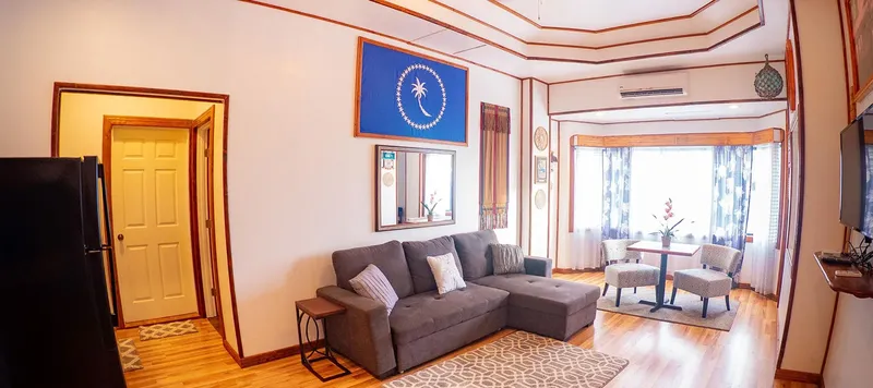 Intérieur d'une pièce avec canapé, table, drapeau et décoration murale