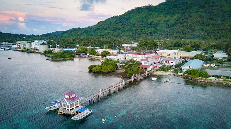 Vue aérienne d'un centre de plongée avec ponton et bateaux amarrés