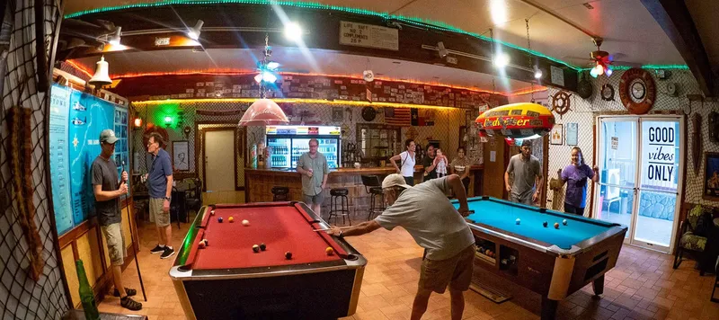 Intérieur d'un centre de plongée avec des personnes jouant au billard