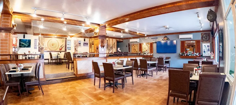 Intérieur d'un restaurant avec tables, chaises et décoration murale