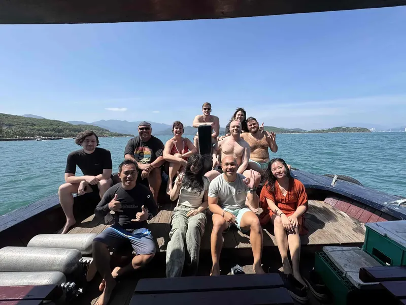 Groupe de personnes souriantes à bord d'un bateau en mer