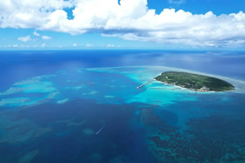 Vue aérienne d'une île tropicale avec un centre de plongée