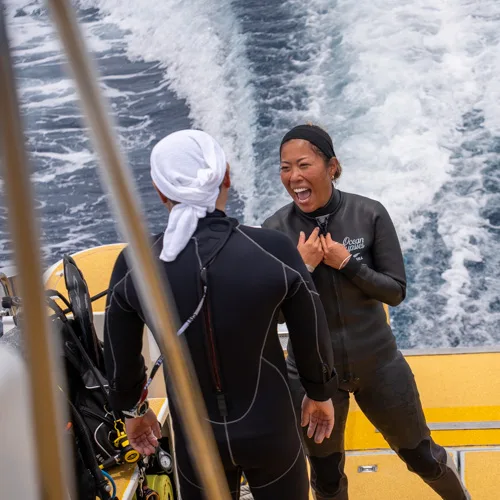 Deux plongeuses souriantes sur un bateau de plongée en mer