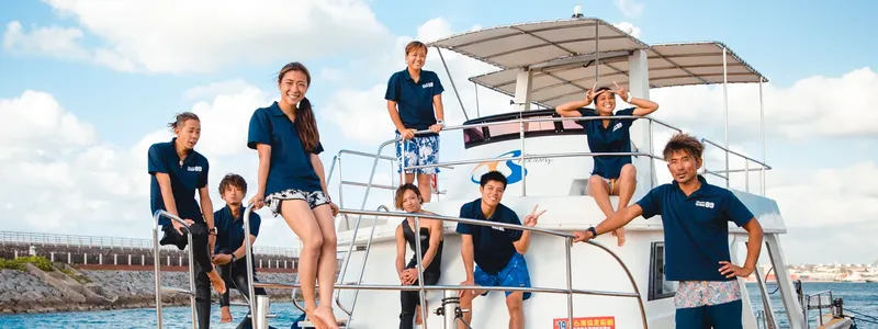 Groupe de personnes souriantes sur le pont d'un bateau de plongée