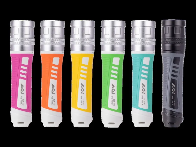 Six lampes de plongée de différentes couleurs sur fond noir