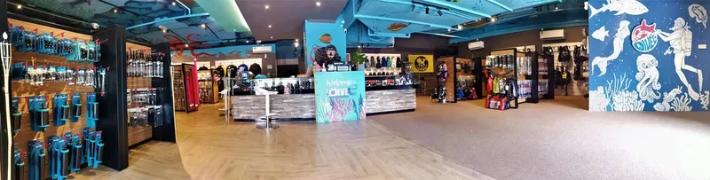 Intérieur d'un centre de plongée avec équipement et comptoir d'accueil