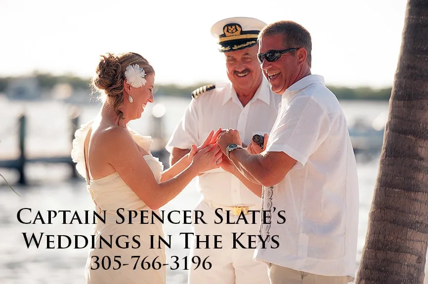 Mariage sur la plage avec un capitaine de bateau souriant