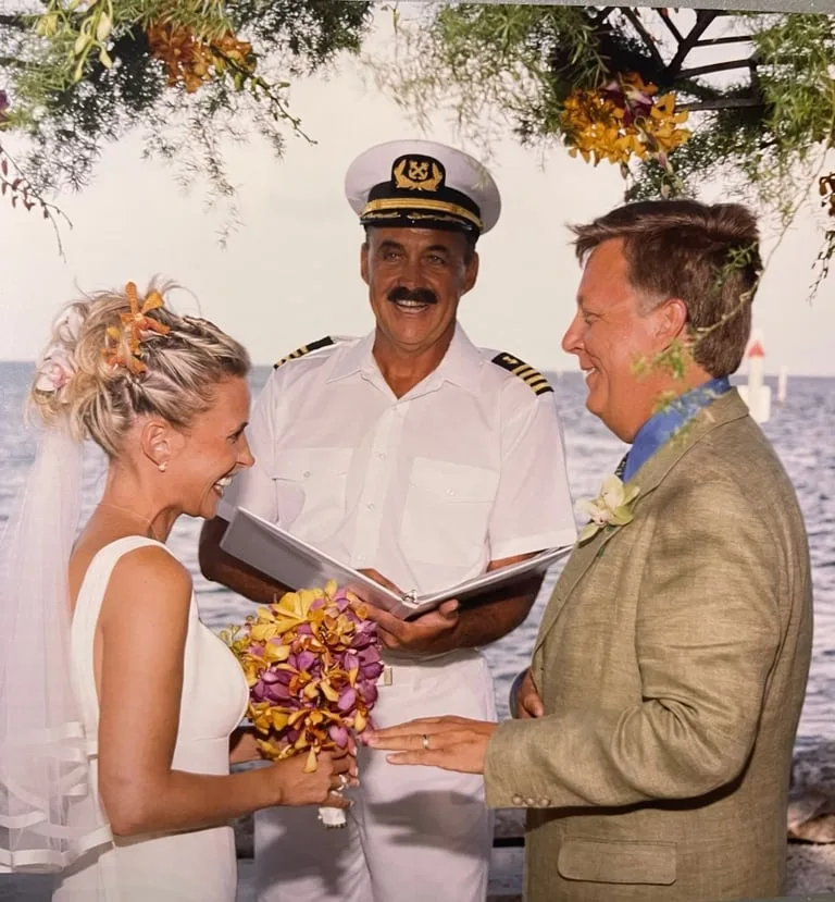 Cérémonie de mariage en extérieur avec un officier de marine et un couple