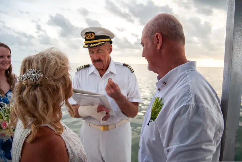 Cérémonie de mariage en extérieur avec un officiant et des invités