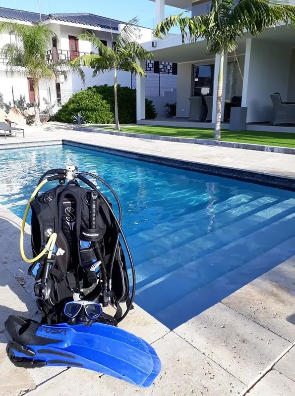Equipement de plongée complet près d'une piscine et d'un bâtiment