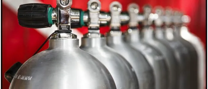 Rangée de bouteilles de plongée en aluminium avec détendeurs connectés