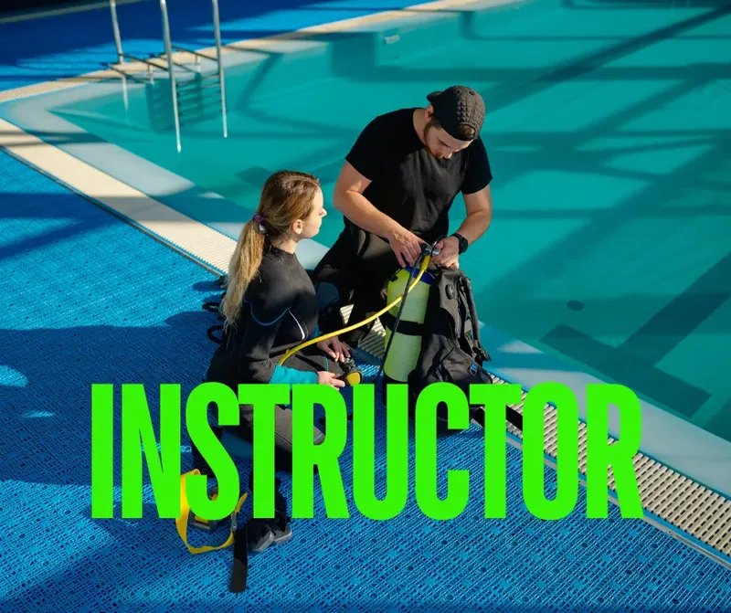 Un instructeur aide une plongeuse à ajuster son équipement de plongée