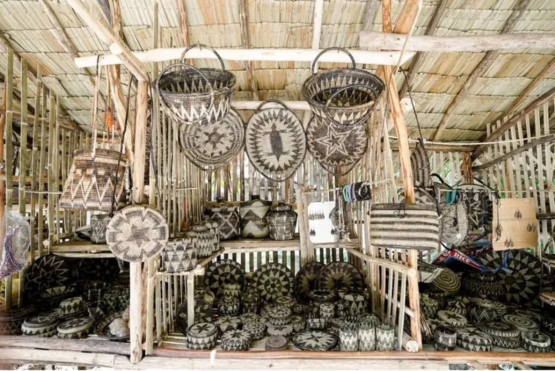 Nombreux paniers et objets tressés exposés dans une boutique artisanale