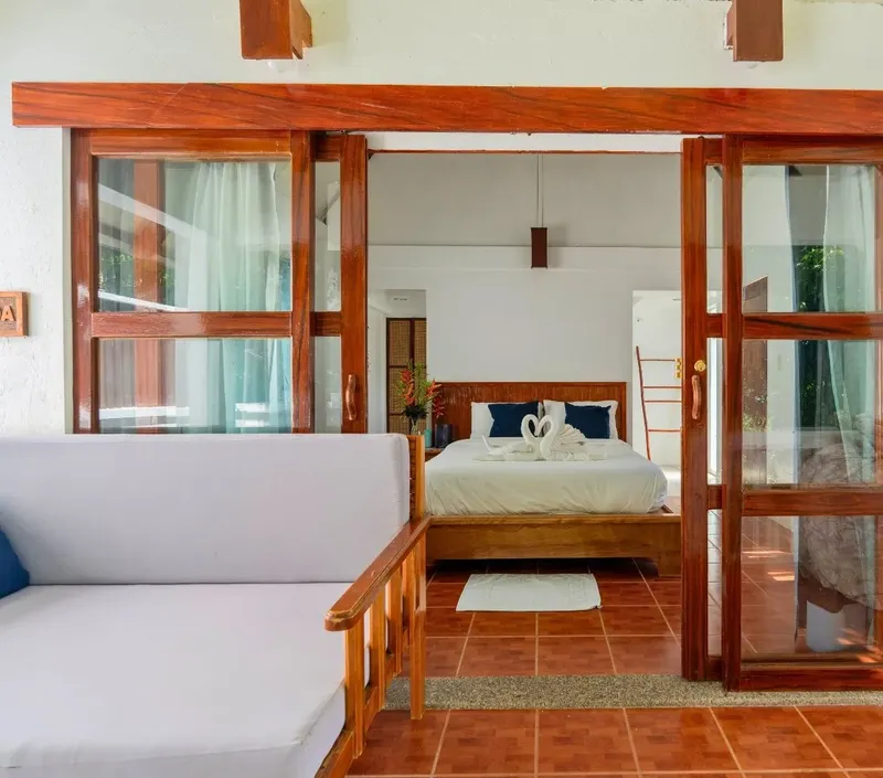 Chambre d'hôtel avec lit décoré de serviettes en forme de cœur