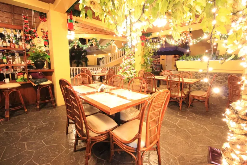 Salle de restaurant décorée pour les fêtes avec tables et bar