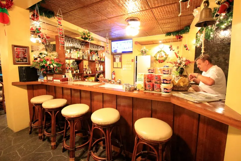 Bar décoré avec des éléments de fête et deux personnes présentes