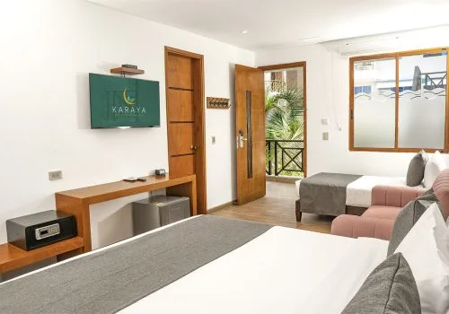 Chambre d'hôtel moderne avec lit, bureau, télévision et vue sur l'extérieur