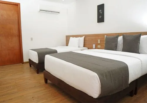 Chambre d'hôtel avec deux lits simples et décoration sobre