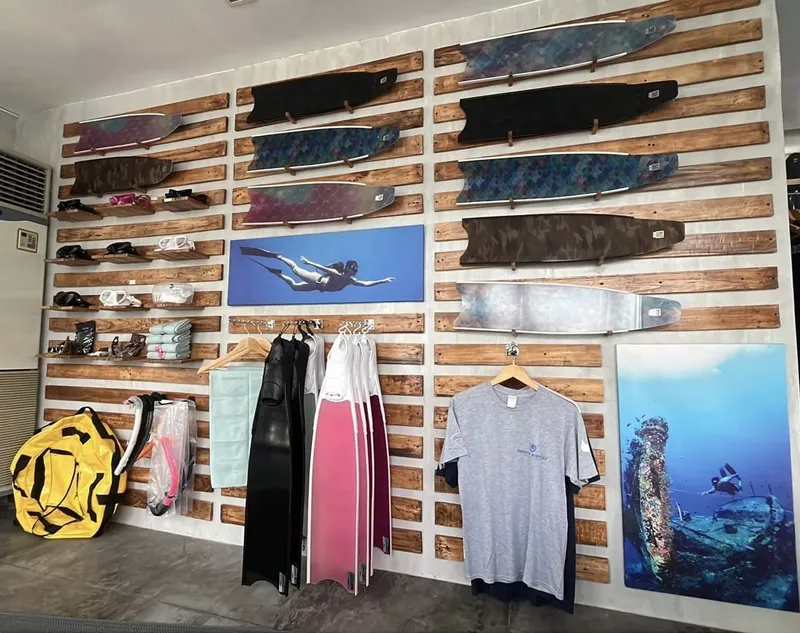 Intérieur d'un centre de plongée avec équipements et photos marines