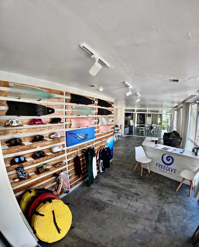 Intérieur d'un centre de plongée avec matériel et comptoir d'accueil