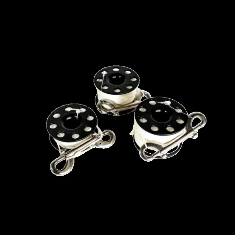 Trois poulies de palier en acier inoxydable sur fond noir