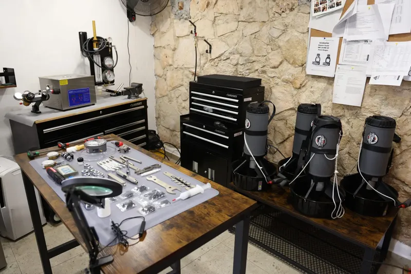 Atelier de réparation d'équipement de plongée avec outils et pièces détachées