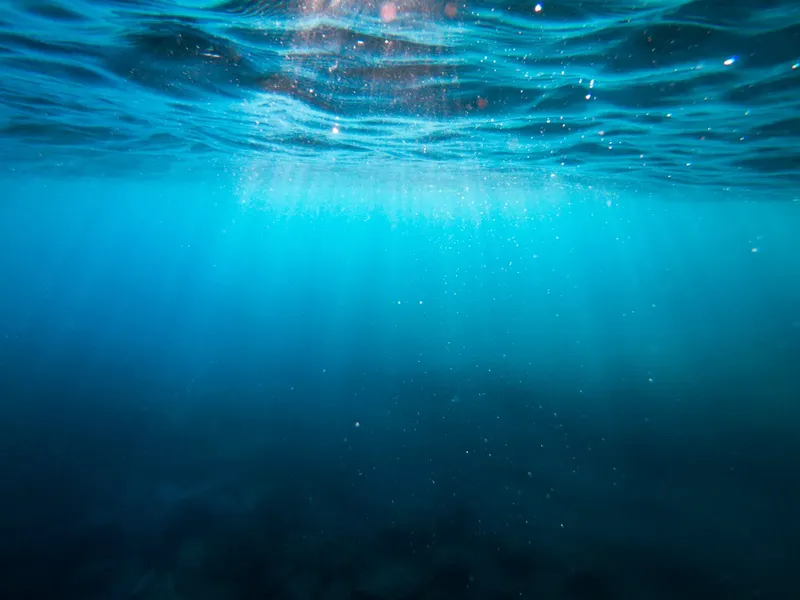 Rayons de soleil filtrant à travers l'eau bleue et claire