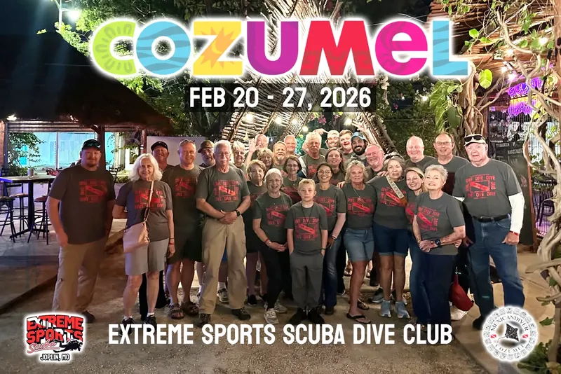 Groupe de plongeurs souriants devant un restaurant à Cozumel en 2026