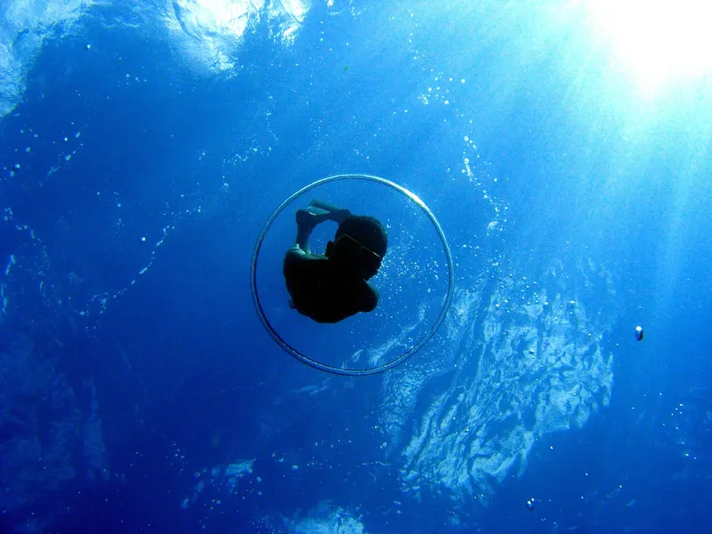 Plongeur à l'intérieur d'une bulle d'air sous la surface de l'eau