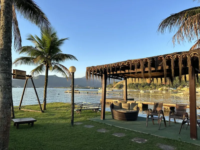 Terrasse avec mobilier de jardin, vue sur la mer et bateaux