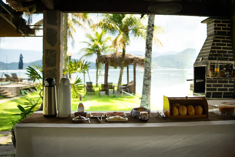Petit déjeuner avec vue sur la mer et végétation tropicale