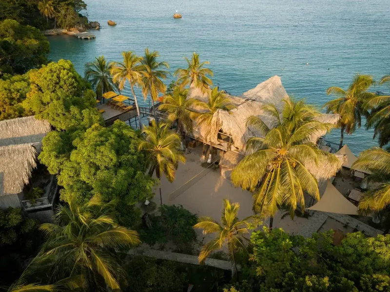 Vue aérienne d'un centre de plongée tropical avec bâtiments et végétation