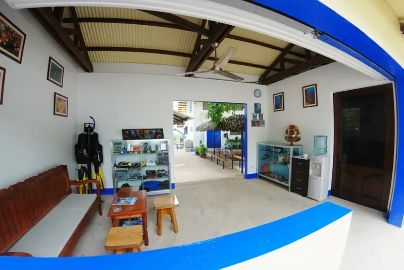 Intérieur d'un centre de plongée avec matériel et espace détente