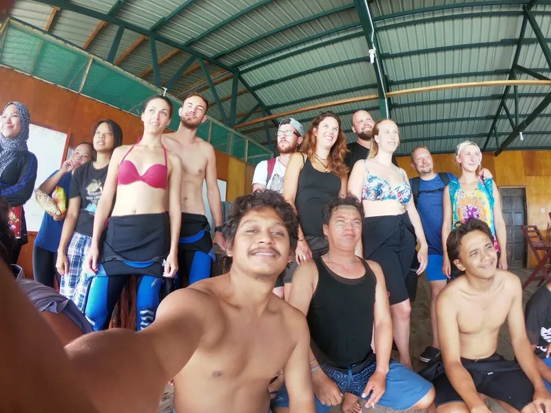 Groupe de personnes souriantes, prises en photo dans un espace ouvert