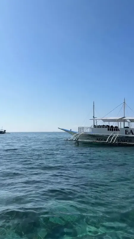Bateau de plongée amarré sur une mer calme sous un ciel bleu