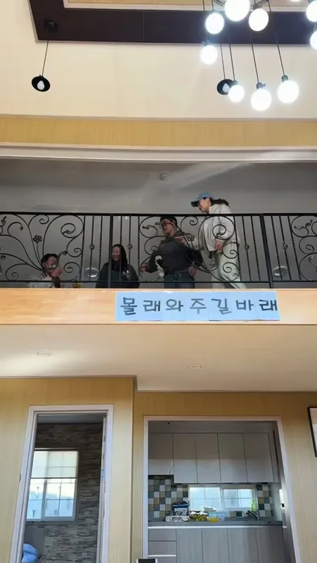 Intérieur d'un centre avec des personnes sur une mezzanine et texte coréen