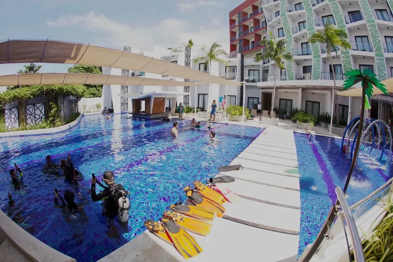 Piscine avec des plongeurs en formation et du matériel de plongée