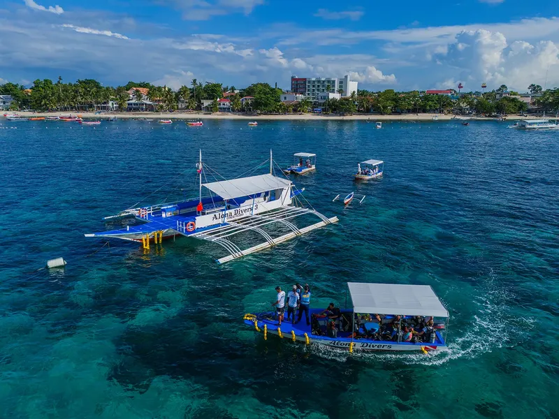 Vue aérienne de bateaux de plongée avec des personnes à bord